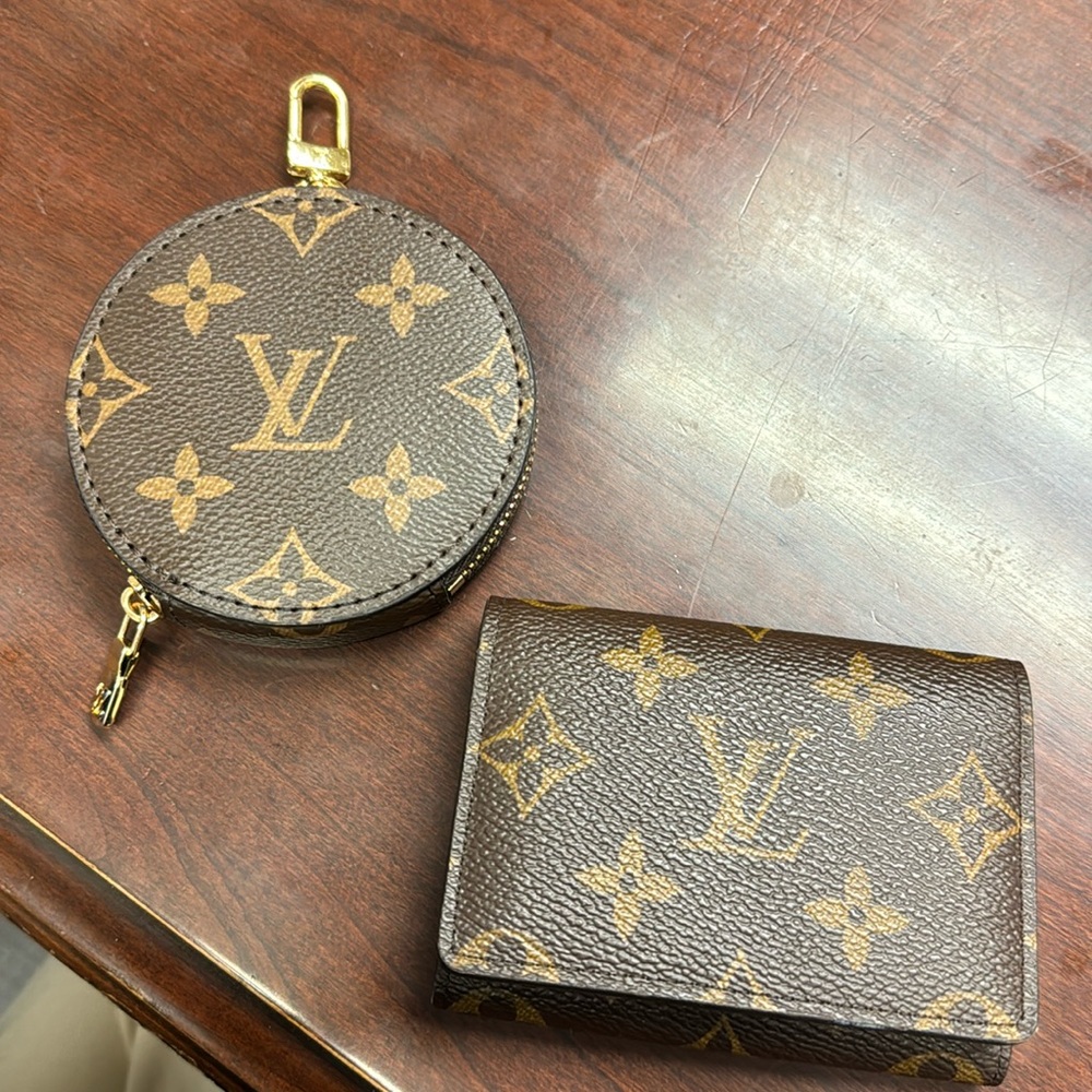 LOUIS VUITTON BUNDLE OFFER
BUSINESS CARD HOLDER AND ROUND KEY/COIN POUCH